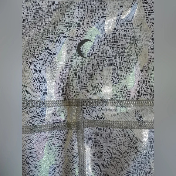 ZYIA Silver Camo Metallic holographic unicorn Hi-Rise crop
Leggings plus size 20 - Picture 10 of 12